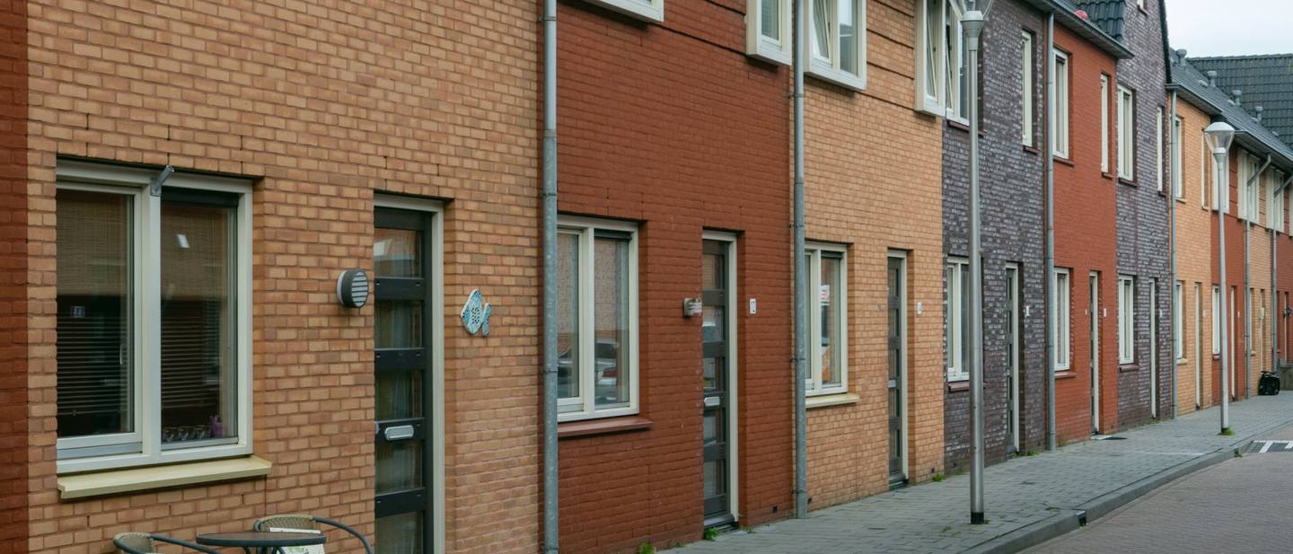 Straße mit Backsteinhäusern in einem norddeutschen Wohngebiet